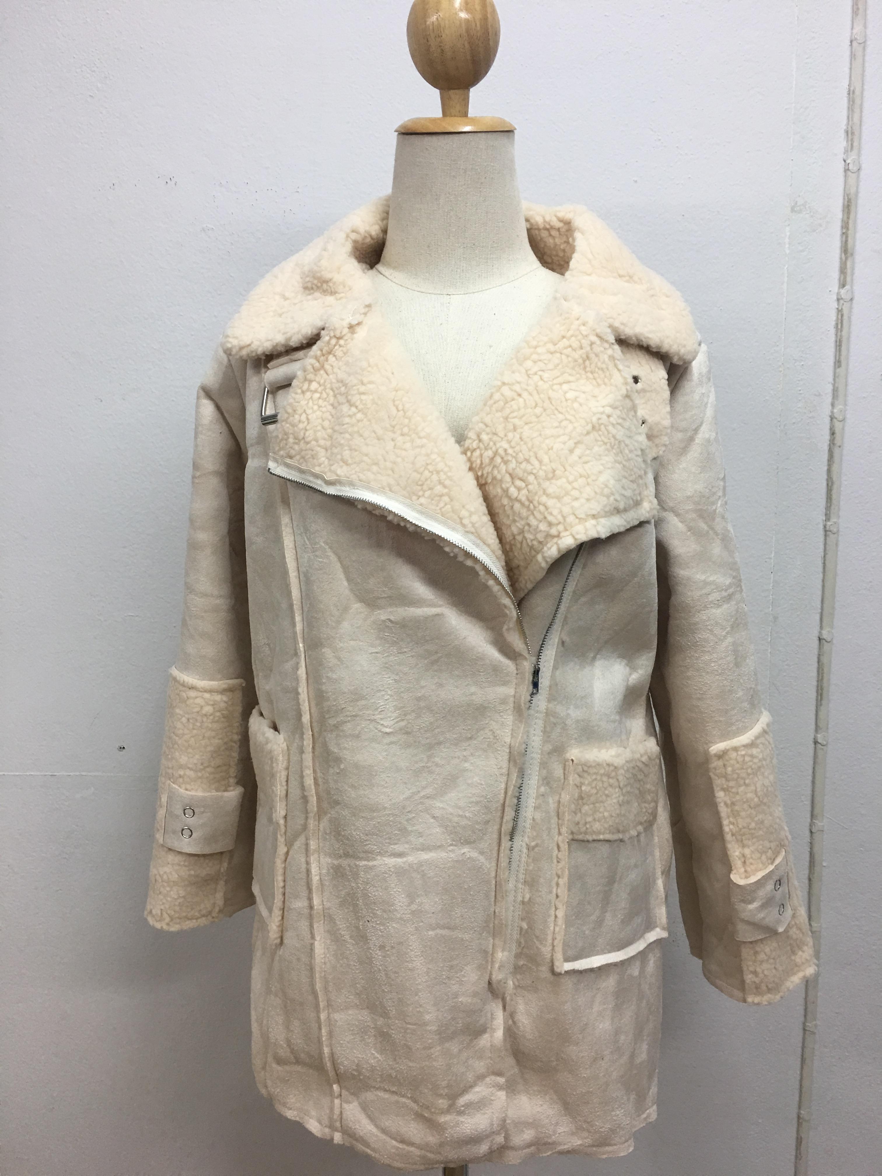 เสื้อกันหนาว สีครีม เนื้อผ้าคล้ายๆหนังกลับ+กำมะหยี่ แต่งขนแกะด้านใน ดูดี อุ่นนนน แบบเก๋สุดๆ พร้อมส่งเลยจ้า งานตามแบบ