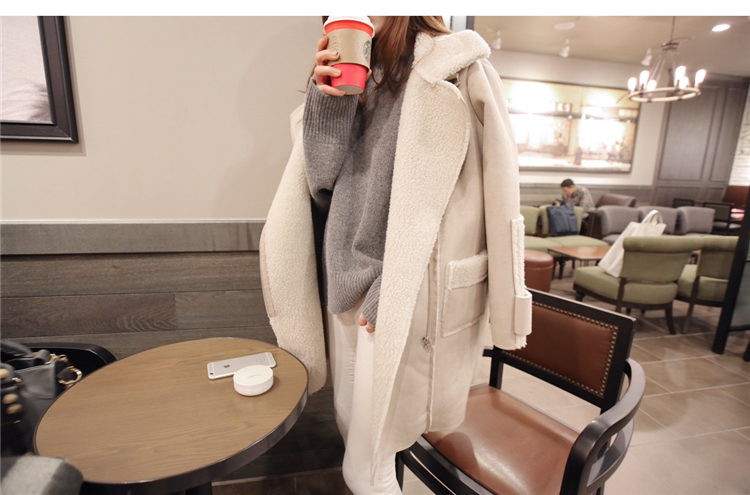 เสื้อกันหนาว สีครีม เนื้อผ้าคล้ายๆหนังกลับ+กำมะหยี่ แต่งขนแกะด้านใน ดูดี อุ่นนนน แบบเก๋สุดๆ พร้อมส่งเลยจ้า งานตามแบบ