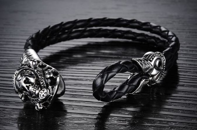 สร้อยข้อมือผู้ชาย กำไลข้อมือผู้ชาย หนังแท้ ถัก สีดำ ตกแต่งด้วย หัวกะโหลก แกะสลัก ด้วย Stainless Steel กำไลข้อมือร๊อค พั้ง หายาก 418625