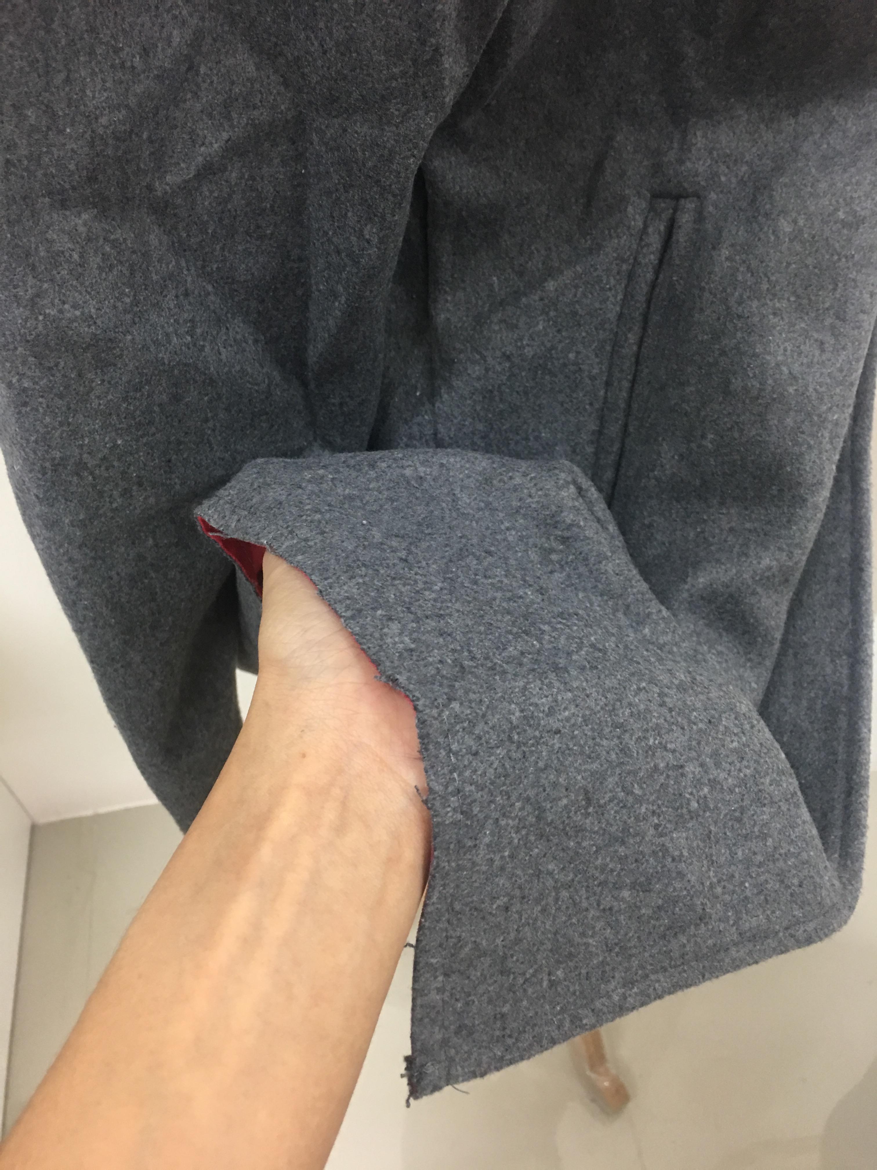 เสื้อโค้ททรงเก๋ ผ้าวูทรงแข็งเนื้อดี บุซับในกันลม แต่งพับแขนสีแดง ชายรุ่ยเซอร์ๆ งานเก๋มาก พร้อมส่ง สีเทา/สีกรม กดเลือกด้านล่างได้เลยค่ะ