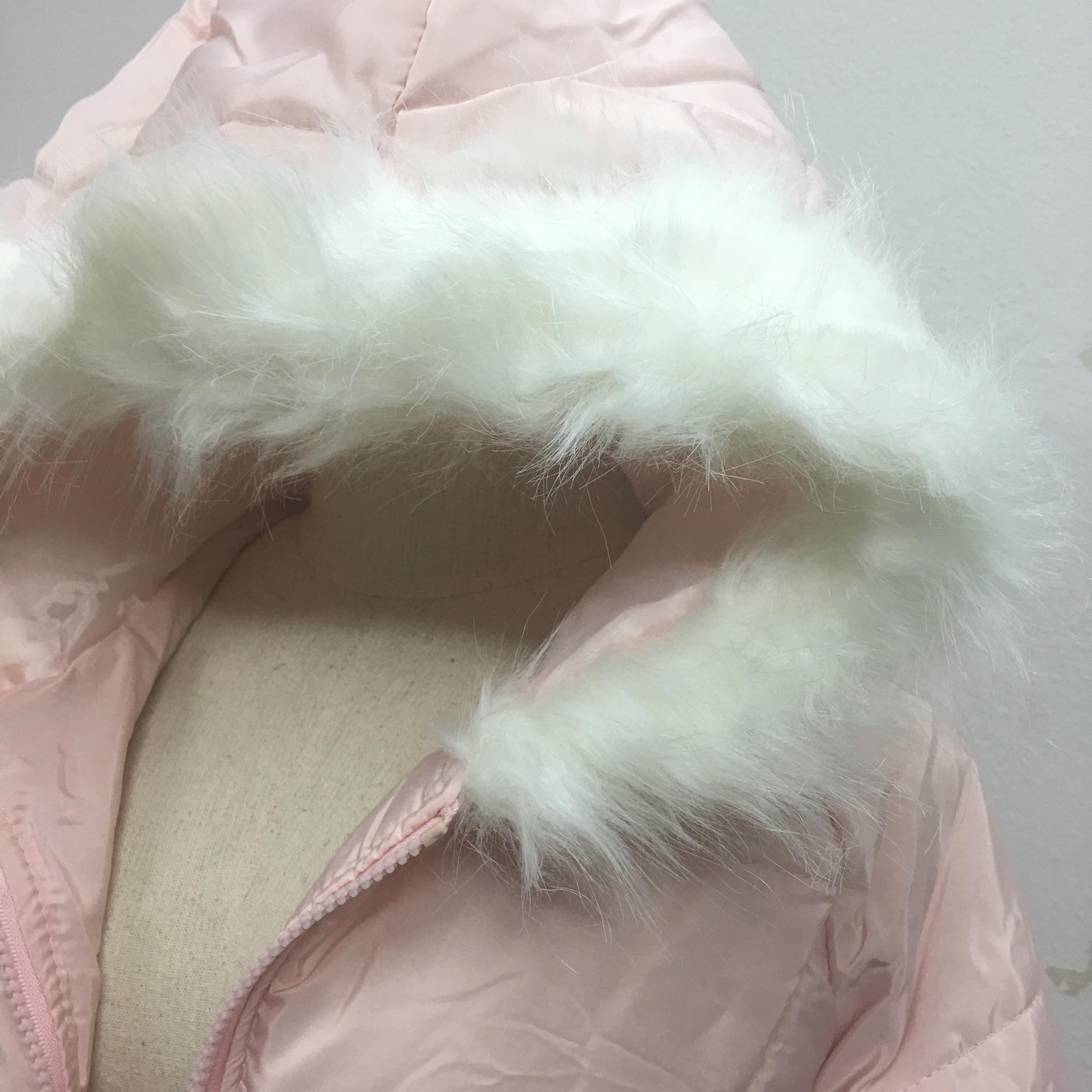 เสื้อโค้ทกันหนาว สีชมพูอ่อน ประดับเฟอร์สีขาวขนสั้นเนื้อแน่นที่ฮู้ด ผ้าร่มเนื้อดีกันลม แต่งไฟมพรมถักช่วงปลายแขนและกระเป๋า ซิปหน้า เกาหลีมากๆ พร้อมส่งเลยจ้า ชมพูหม่น แต่ออกเป็นสีชมพูมากกว่าในภาพนะคะ แต่เฟลอสีขาว น่ารักค้่่