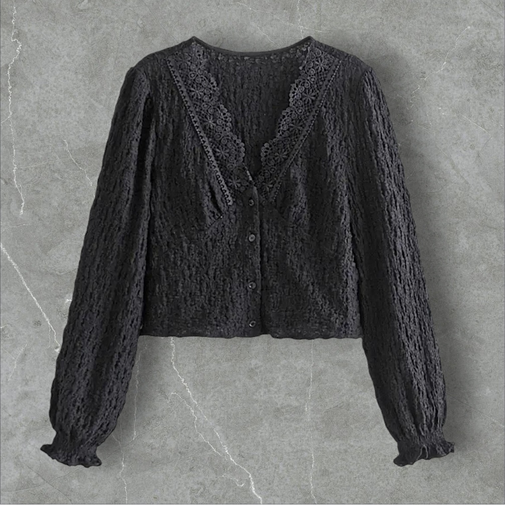 Blouse4040 เสื้อแขนยาวคอวีแต่งลูกไม้สีดำ กระดุมผ่าหน้า ผ้าโพลีเนื้อดีมีความยืดหยุ่นใส่สบาย งานน่ารัก แมทช์กับขาสั้นหรือขายาวก็ดูดีไม่แพ้กัน