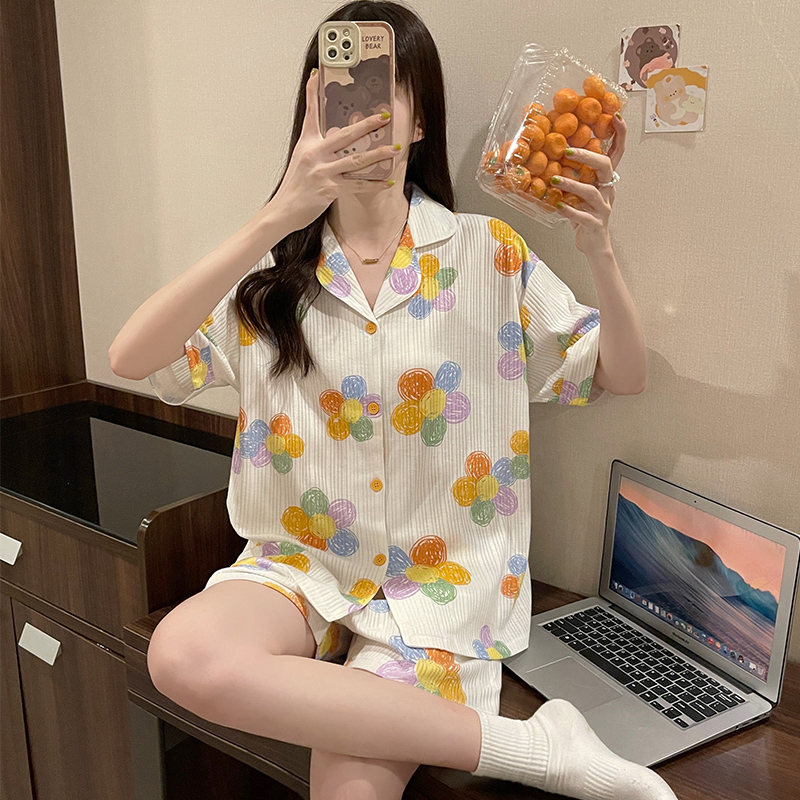 ชุดนอนผู้หญิง