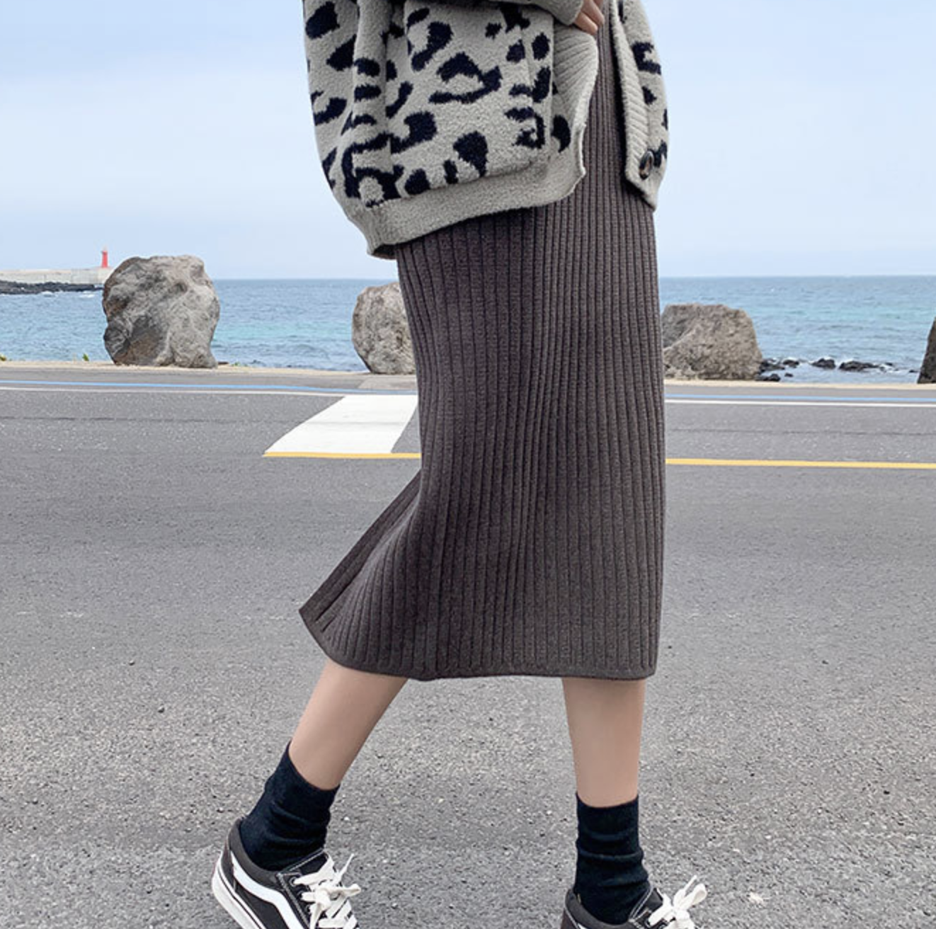 กระโปรงไหมพรม ผ้าร่อง ทรงสวย เกาหลีมากกกกกก ห้ามพลาดเลยน้า ยืดได้เยอะจ้า