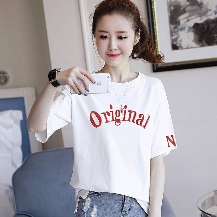 Blouse3637 เสื้อยืดแขนสั้นสีพื้นขาว ปักลายตัวอักษรที่หน้าอกและแขน ผ้าคอตตอนซอฟท์เนื้อนุ่มยืดขยายได้เยอะมาก เป็นเสื้อตัวยาวคลุมสะโพก งานน่ารักผ้าเนื้อดีนุ่มๆ เด้งๆ แมทช์ง่ายใส่เก๋ๆ ได้บ่อย