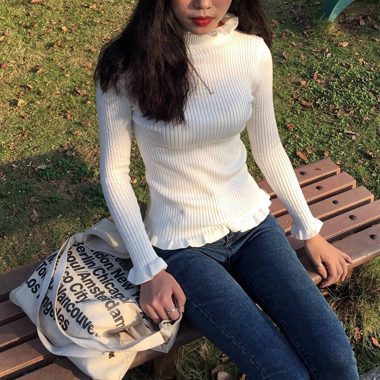 สีขาว : เสื้อไหมพรมคอเต่า ผ้านุ่ม แต่งช่วงปลายคอ แขน ชายเสื้อ ผ้าร่องมี texture ในตัว งานดี ยืดได้เยอะ