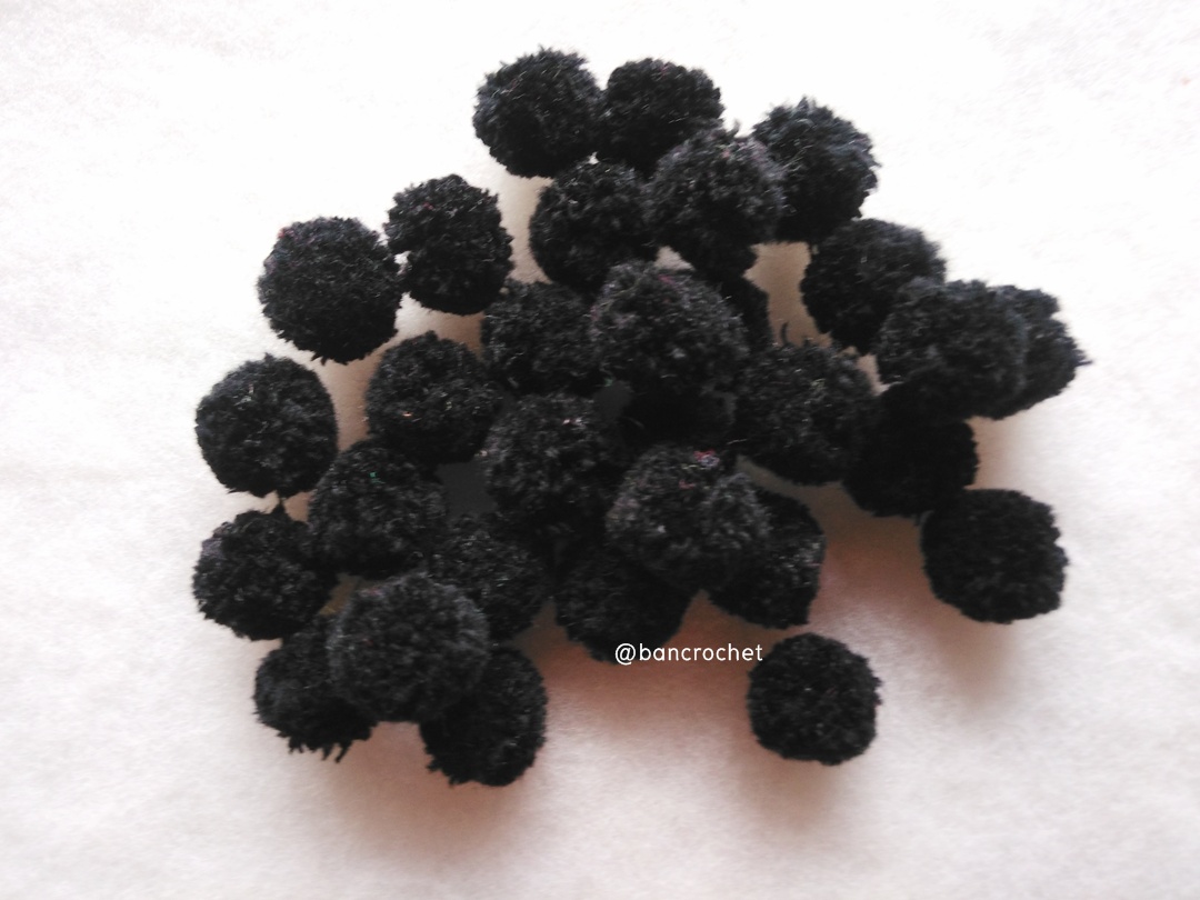 ปอมปอมไหมพรม ขนาด 2.5-3 ซม pom poms crochet ดำ 2.5-3 ซม.