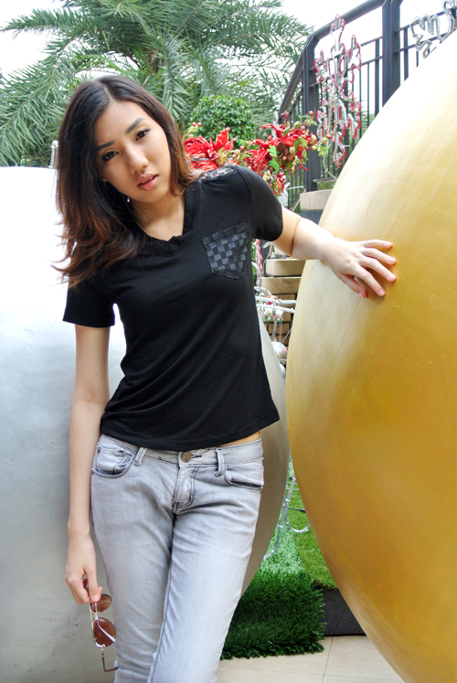 เสื้อยืดคอวี โชว์หลังลายตาราง