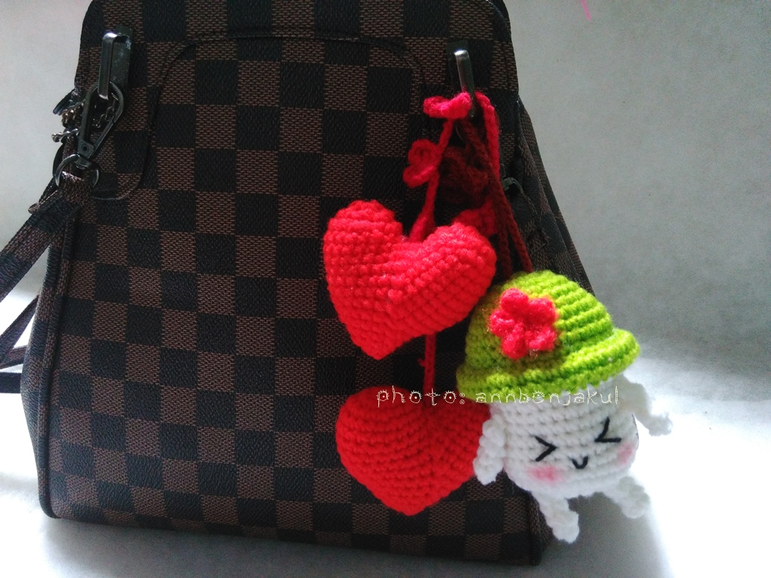 ที่ห้อยกระเป๋าเห็ดถักสีเขียวพร้อมห้อยหัวใจคู่