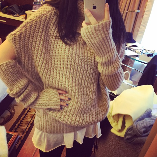 เสื้อไหมพรม คอเต่าพับได้ตามต้องการ ยืดได้เยอะ ทรงเก๋ๆ ส่วนแขนถอดออกได้ ใส่ได้หลายแบบ เก๋มากๆ พร้อมส่งเลยจ้า