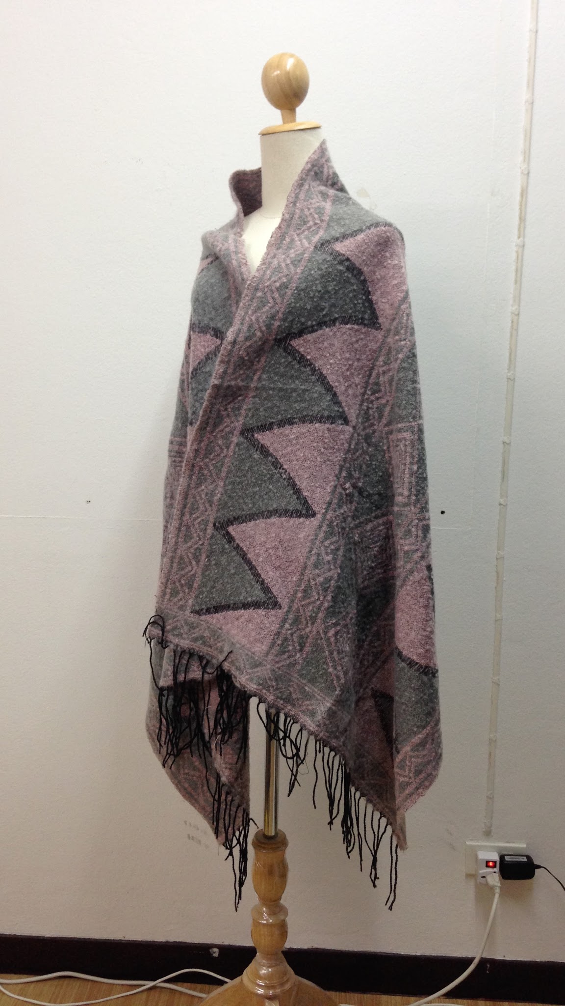 ผ้าพันคอ/ผ้าคลุมไหล่ กันหนาว เนื้อนุ่ม ลายชมพูเทา เกาหลี งานดีค่ะ พร้อมส่ง same pic