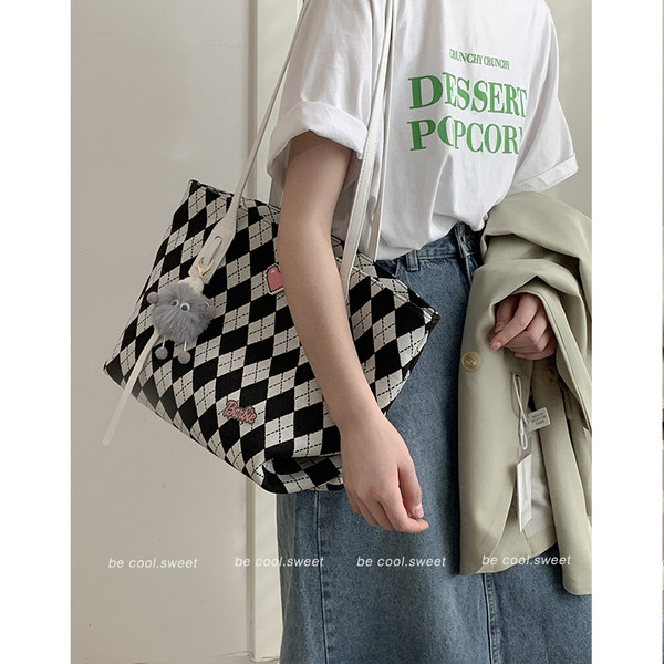 กระเป๋าสะพายข้างผู้หญิง กระเป๋าสะพายสไตล์เกาหลี By Japanese フェンディ authentic bag