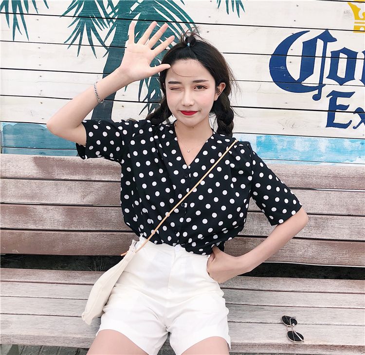 Blouse3796 เสื้อแฟชั่นไซส์ใหญ่ทรงคอวีลายจุดสีดำ กระดุมผ่าหน้า ผ้าโพลีเนื้อดีนุ่มใส่สบาย งานสวยดีเทลดีงาม แมทช์กับอะไรก็เข้า ใส่เที่ยว/ใส่ทำงานได้