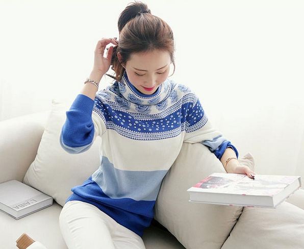 เสื้อกันหนาว เสื้อไหมพรม ถักนิตติ้ง แขนยาว โทนสีฟ้า น้ำเงิน ถักลาย ดอกกุหลาบ ที่คอเสื้อ ไล่เฉดสี เสื้อกันหนาว ไฮโซ เก๋ ๆ 747721