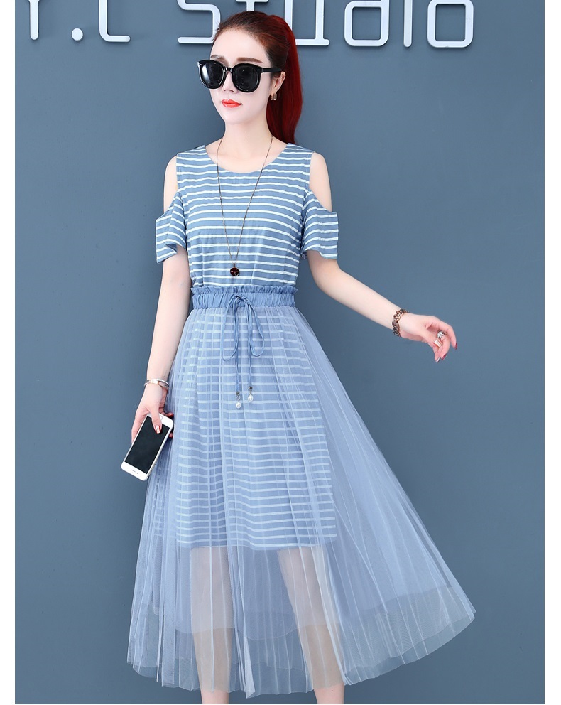 Dress4619 เซ็ท(เดรส+กระโปรง) เดรสยาวเว้าไหล่ลายริ้วสีฟ้าขาวผ้านุ่มยืดหยุ่นสูง+กระโปรงยาวผ้ามุ้งสองชั้นเอวยางยืดสีฟ้าเข้าชุด งานน่ารักเก๋ๆ ดูดีไม่ซ้ำใคร แมทช์ได้ลงตัว ใส่ได้ทุกโอกาส