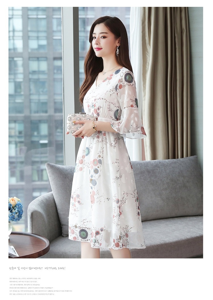 Dress4396 เดรสยาวลายดอกไม้พื้นสีขาว แขนสามส่วนระบาย ซิปข้างใส่ง่าย มีซับในอย่างดีทั้งชุด ทรงคอวีใส่แล้วดูเพรียว