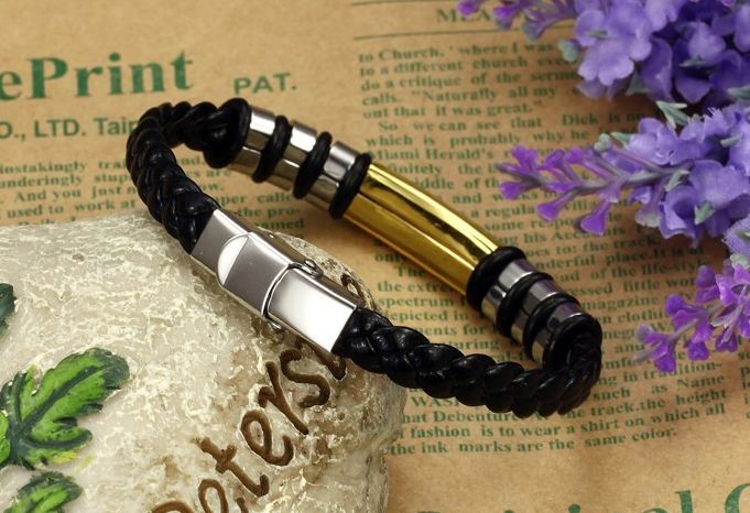 สร้อยข้อมือผู้ชาย กำไลข้อมือชาย สายหนังถัก สีดำ ตกแต่งด้วย 316L Stainless Steel ไม่ลอกไม่ดำ ร้อยห่วง ข้างละ 3 ห่วง ตรงกลางสีทอง สีเงิน no 205758