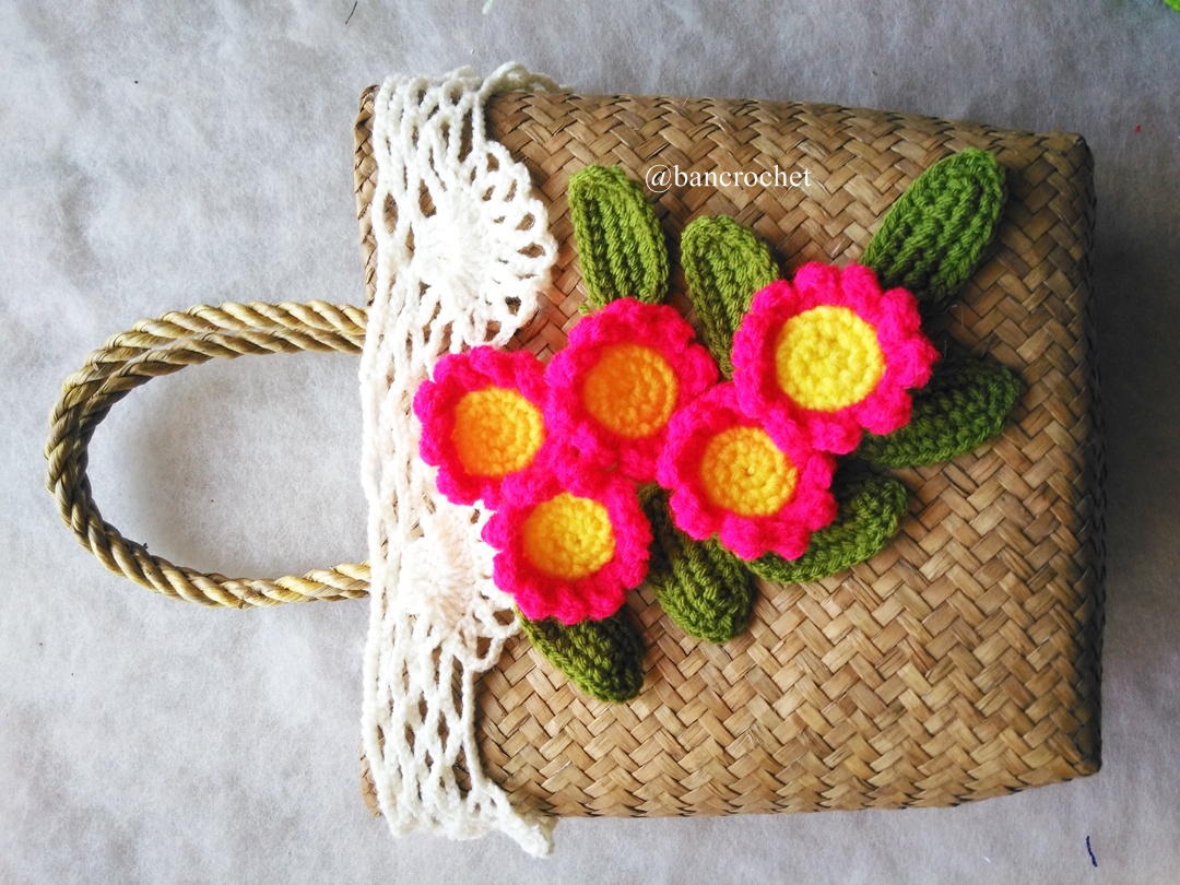 กระเป๋ากระจูดสาน ประดับดอกไม้ ขนาด 7*7*3.5*9.5 นิ้ว basket weave bags ธรรมชาติ 7*7*3.5*9.5 นิ้ว