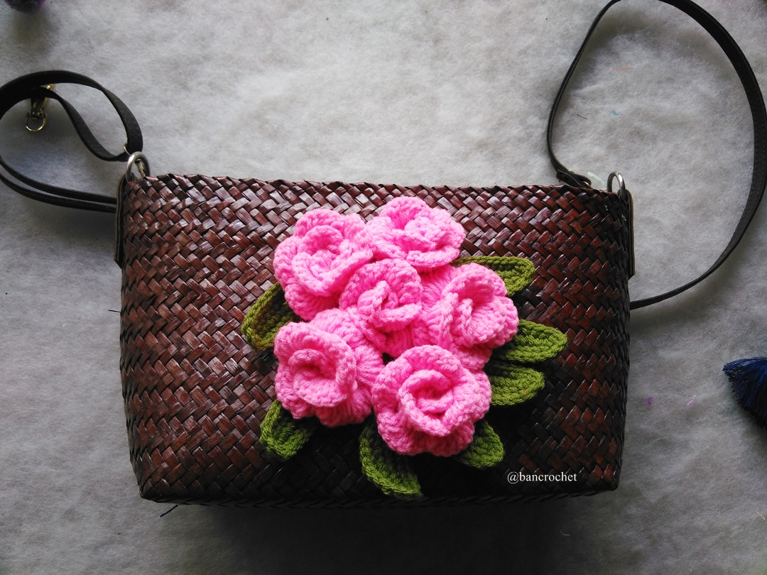 กระเป๋ากระจูดสาน ประดับดอกไม้ ขนาด 7*7*3.5*9.5 นิ้ว basket weave bags ธรรมชาติ 6*9 นิ้ว