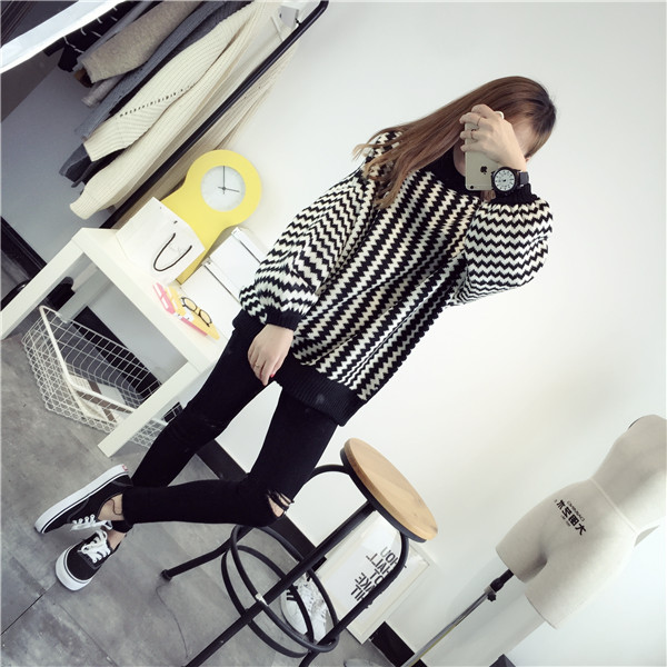 เสื้อไหมพรมคอปีน เนื้อดี ลายขาวดำเก๋ๆ ทรงสวย ไม่เหมือนใคร พร้อมส่งจ้า