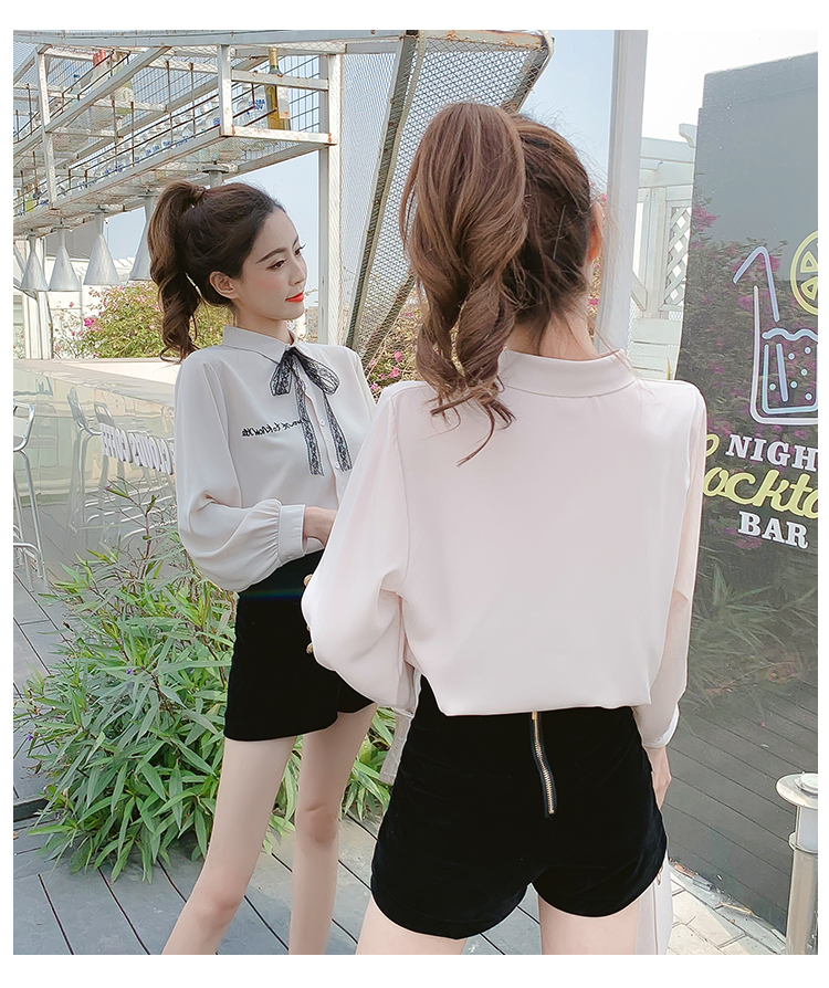 Blouse3859 เสื้อเชิ้ตแขนยาวกระดุมข้อมือสีครีม กระดุมผ่าหน้า อกปักลายตัวอักษร คอปกผูกโบว์ลูกไม้แยกชิ้น (สามารถถอดออกได้) ผ้าคอตตอนซิลค์เนื้อดีนุ่มหนามีน้ำหนักทิ้งตัว รุ่นนี้ผ้าเนื้อดีมากใส่สบายไม่ร้อนไม่ยับง่าย งานสวยดูดี ใส่เที่ยว/ใส่ทำงา