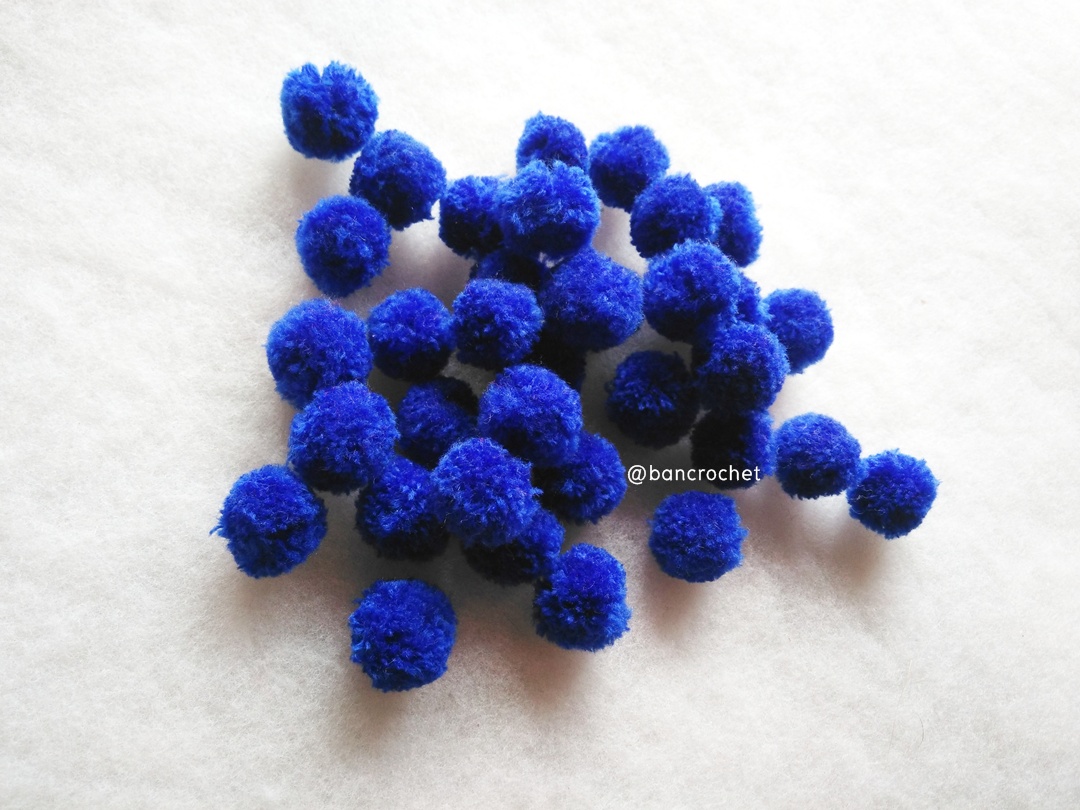 ปอมปอมไหมพรม ขนาด 2.5-3 ซม pom poms crochet น้ำเงิน 2.5-3 ซม.