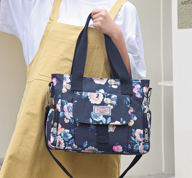 กระเป๋าสะพาย ลายดอกไม้ กระเป๋าแฟชั่น กระเป๋าสะพายข้าง กระเป๋าถือ ผ้าไนลอน กันน้ำ ดีไซน์ เก๋ แยก 3 ช่อง 622387