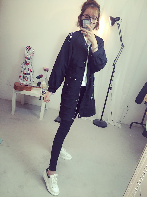 เสื้อคลุมสไตล์เกาหลี ทรงยาว ผ้าร่มเนื้อบางบุซับในช่วงอก แต่สกรีนลายจามจุดต่างๆ ดีเทลช่วงหลังเก๋ๆ พร้อมส่ง