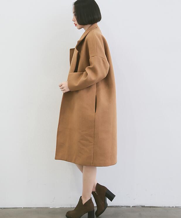 เสื้อโค้ทกันหนาว ทรงสวย สีน้ำตาลครีม แบบผู้ดี ผ้าวูลผสมผิวสัมผัสดี ผ้าเนื้อหนา บุซับในกันลม จะใส่คลุม หรือใส่เป็นเสื้อโค้ทปกติก็เก๋ค่า งานดีเลยน้ารุ่นนี้ พร้อมส่งจ้า สีน้ำตาลครีม โทนอ่อนกว่าในภาพนิดนึง