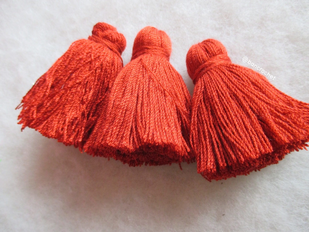 พู่แบบหนาฟู ขนาด 2 นิ้ว 4 ply tassel crochet acrylic yarn 4 ply แดงเข้ม 2 นิ้ว