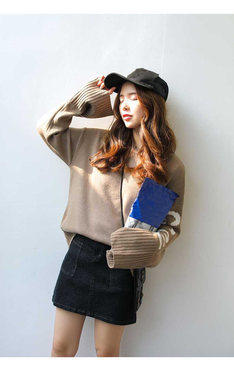 เสื้อไหมพรมตัวโคล่ง สีน้ำตาล ไหมพรมเนื้อนิ่ม ไม่หนามาก ยืดได้เยอะ ใครชอบแนวสาวเกาหลี พลาดไม่ได้จ้า