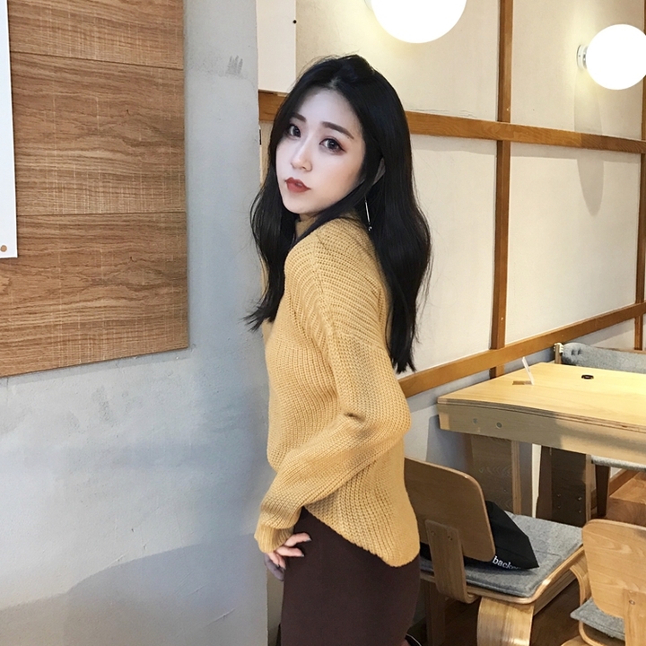 สีเหลืองน้ำตาล : เสื้อสเวตเตอร์ ไหมพรมคอวี แต่งสายคาด ลายทางในตัว ไหมพรมเส้นเล็ก เนื้อนุ่ม พร้อมส่ง