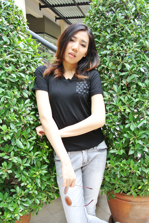 เสื้อยืดคอวี โชว์หลังลายตาราง