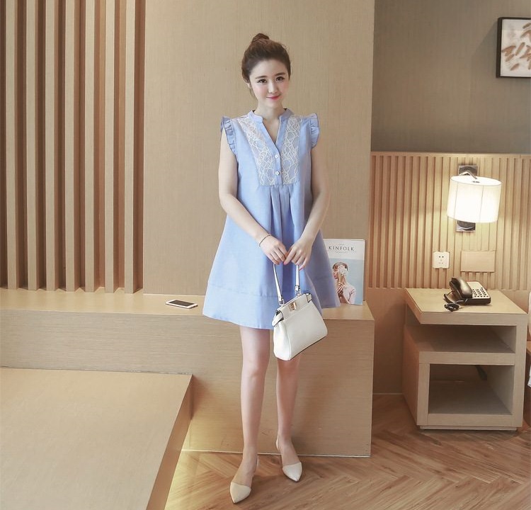 Dress4437 เดรสทรงปล่อยสีฟ้าแขนกุดแต่งระบาย กระดุมอกแต่งลูกไม้เพิ่มความน่ารัก ผ้าคอตตอนโพลีเนื้อดีเรียบสวยไม่ยับง่าย งานน่ารักใส่เก๋ๆ ได้บ่อย