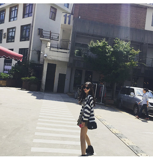 เสื้อคลุมไหมพรมถัก เนื้อนุ่ม สีกรมขาว ทรงน่ารัก พร้อมส่ง same pic