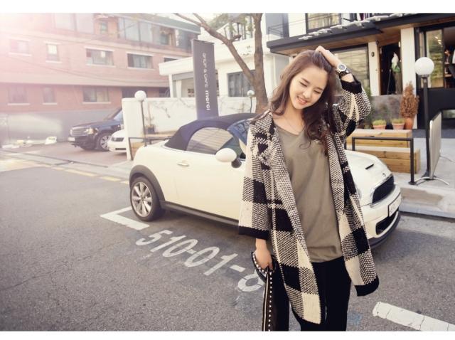 เสื้อกันหนาว ผ้าทอลายตาราง ตัวโคล่ง ทรงสวย สีครีมดำ งานดีสวยเหมือนแบบ พร้อมส่งเลยจ้า ครีมดำ