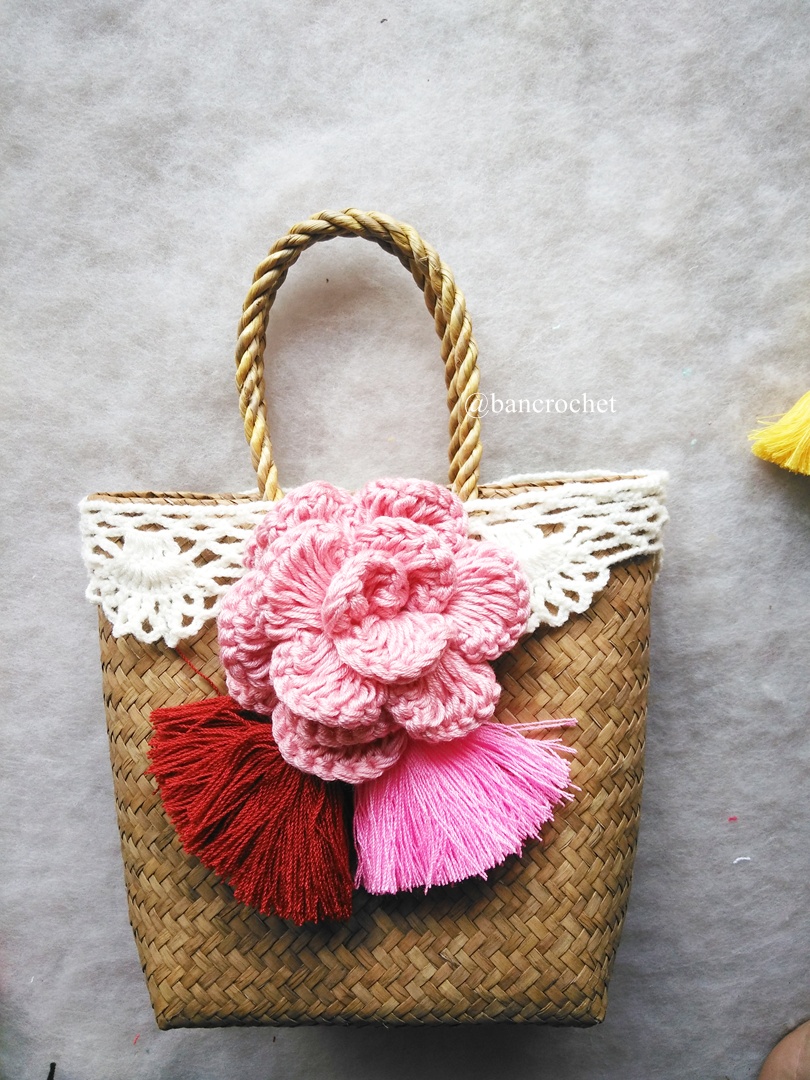 กระเป๋ากระจูดสาน ประดับดอกไม้ ขนาด 7*7*3.5*9.5 นิ้ว basket weave bags ธรรมชาติ