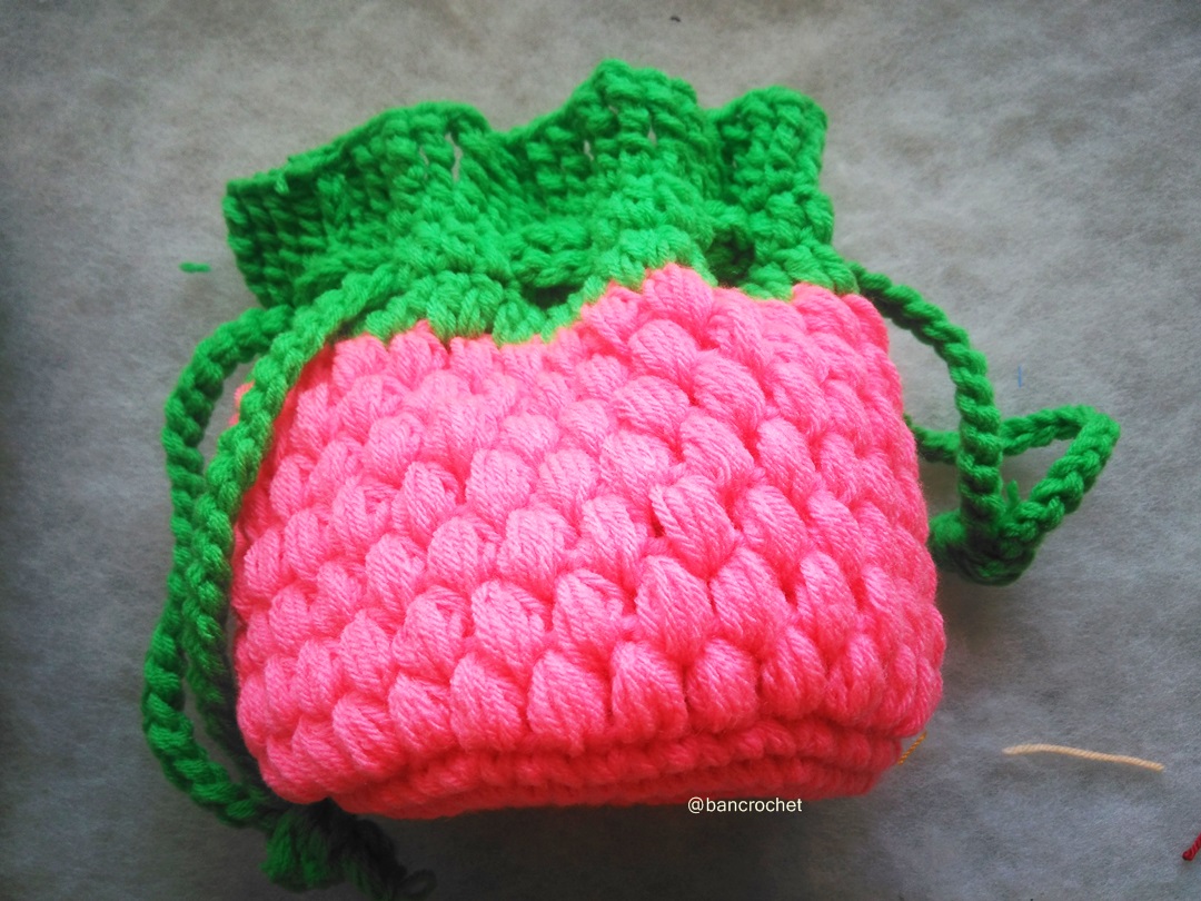 Bancrochet กระเป่าถักโครเชต์ผลไม้ ลายราสเบอร์รี่ crochet slipknot bags สีชมพู 6x6 นิ้ว