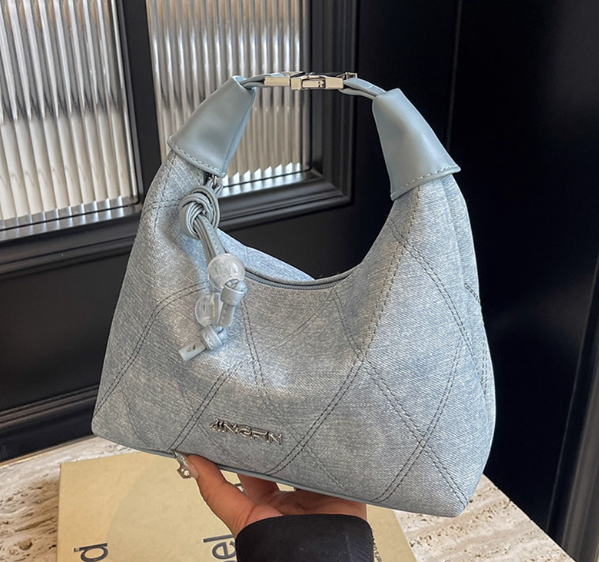 กระเป๋าสะพายข้าง ผู้หญิง ผ้ายีนส์ กระเป๋าสะพายใหญ่ สวย ๆ ผสมผสาน กับหนังแท้ อย่างลงตัว 217973