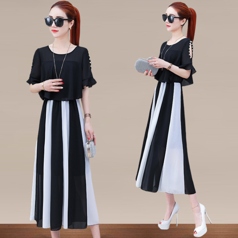 Dress4517 เดรสยาวเว้าไหล่ประดับมุกช่วงบนสีพื้นดำตัดต่อกระโปรงยาวสลับสีขาวดำ เอวสม็อคยางยืด มีซับในอย่างดีทั้งชุด ผ้าชีฟองเกรดพรีเมียมเนื้อดีหนาสวยมีน้ำหนักทิ้งตัว งานดีทรงดีใส่สวยดูไฮ ใส่ทำงาน/ใส่ออกงานได้