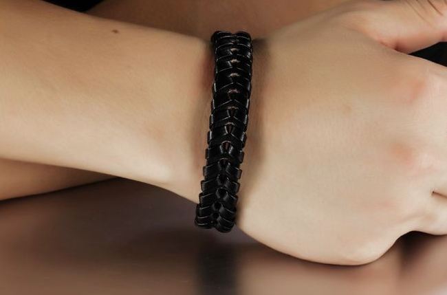 สร้อยข้อมือผู้ชาย กำไลข้อมือผู้ชาย สายหนังแท้ หนังถักล้วน สีดำ คลาสสิค ของขวัญแทนใจ ให้แฟน สร้อยข้อมือ พรีเมี่ยม สวยหรู มีสไตล์ 105728