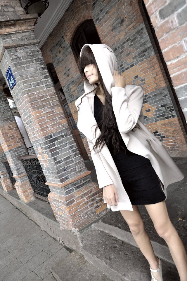 สินค้าลดราคา พิเศษ ตามภาพจริงไม่รับเปลี่ยนหรือคืน เสื้อคลุมทรงเก๋ สีครีม จะผูกเอวหรือจะใส่แบบปล่อยๆ ก็เก๋ เนื้อผ้ายืดหยุ่นทิ้งตัว ไม่หนา ใส่คลุม สบายๆ มีฮู้ดค่ะ สีครีม เข้มกว่าในรูป โทนครีมนู๊ด