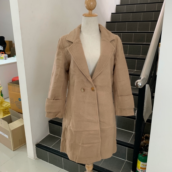 โอเวอร์โค้ท overcoat สไตล์ยุโรป กระดุมทอง แบบแขนเต่อ คาดหลัง ใส่ง่ายเข้ากับทุกชุด กันหนาวได้ดี พร้อมส่ง สีน้ำตาลอ่อน