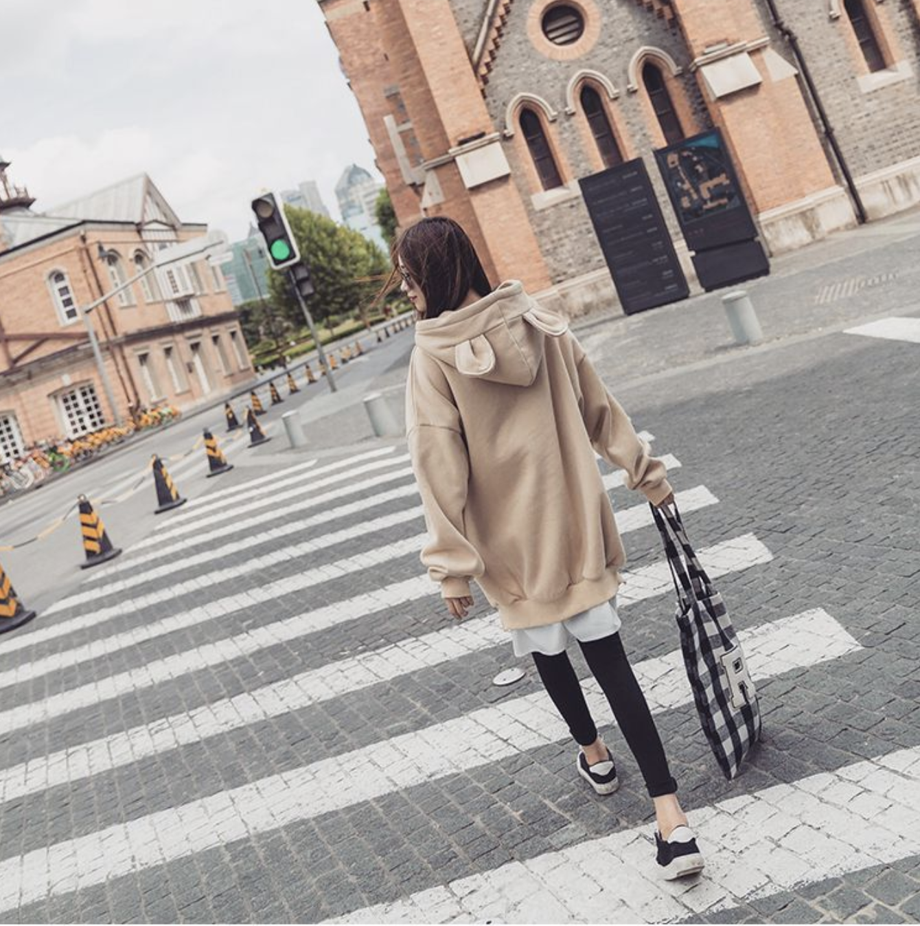 เสื้อกันหนาวฮู้ดดี้ แฟชั่นเกาหลี หูหมี ผ้าเนื้อนุ่ม ด้านในเป็นผ้าสำลี กันหนาวได้จ้า พร้อมส่ง งานจริงในภาพสุดท้าย ครีม