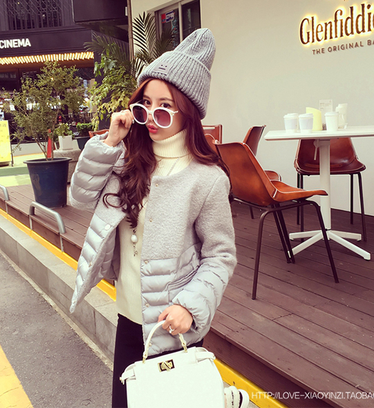 เสื้อกันหนาว ผ้าวูลผสม เนื้อไม่หนา บุซับในกันลมอย่างดี ช่วงล่างแต่งด้วยผ้่ร่มบุนวม ทรงสั้น น่ารักมากๆ พร้อมส่งเลยจ้า
