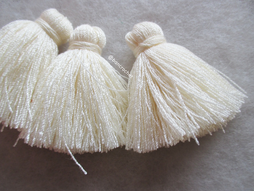 พู่แบบหนาฟู ขนาด 2 นิ้ว 4 ply tassel crochet acrylic yarn 4 ply ขาวครีม 2 นิ้ว