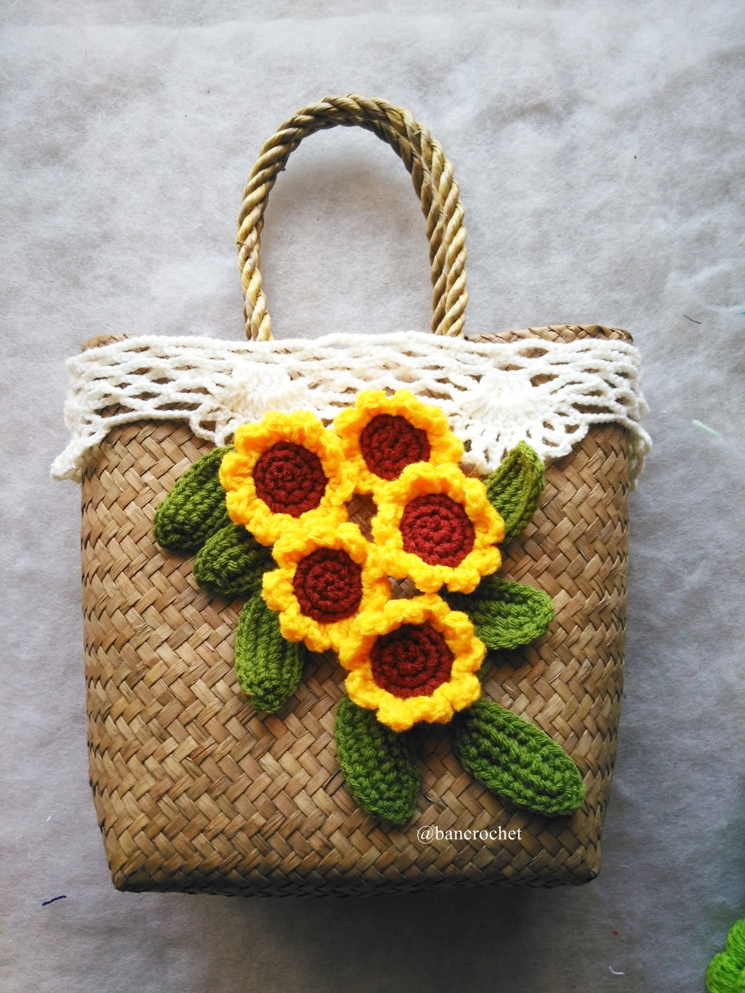 กระเป๋ากระจูดสาน ประดับดอกไม้ ขนาด 7*7*3.5*9.5 นิ้ว basket weave bags ธรรมชาติ 7*7*3.5*9.5 นิ้ว