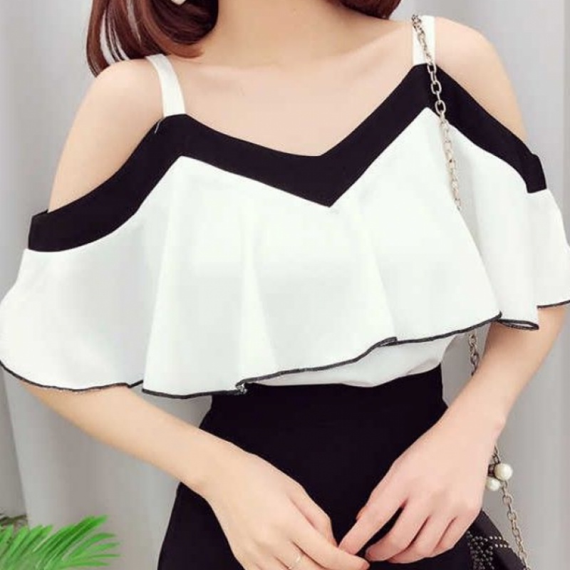 Blouse3825 เสื้อเว้าไหล่ระบายอกสายบ่าเส้นใหญ่สีพื้นขาวตัดขอบสีดำ ผ้าไมโครเนื้อดีหนามีน้ำหนักทิ้งตัวเนื้อนุ่มใส่สบาย งานสวยดีเทลดีงาม แมทช์กับอะไรก็เข้า ใส่เที่ยว/ใส่ทำงานได้