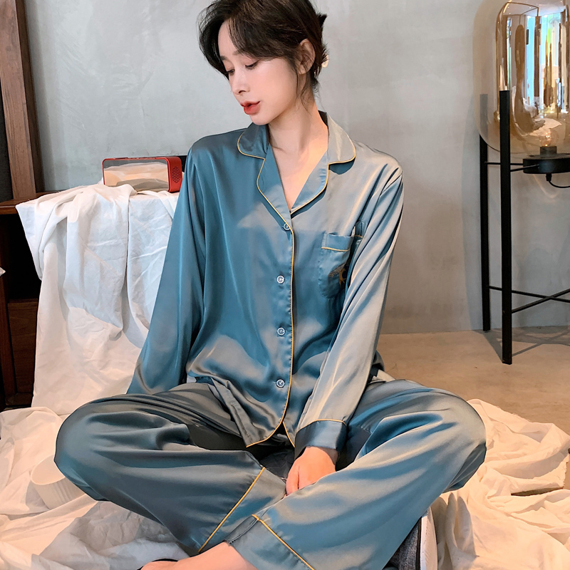 ชุดนอนผู้หญิง
