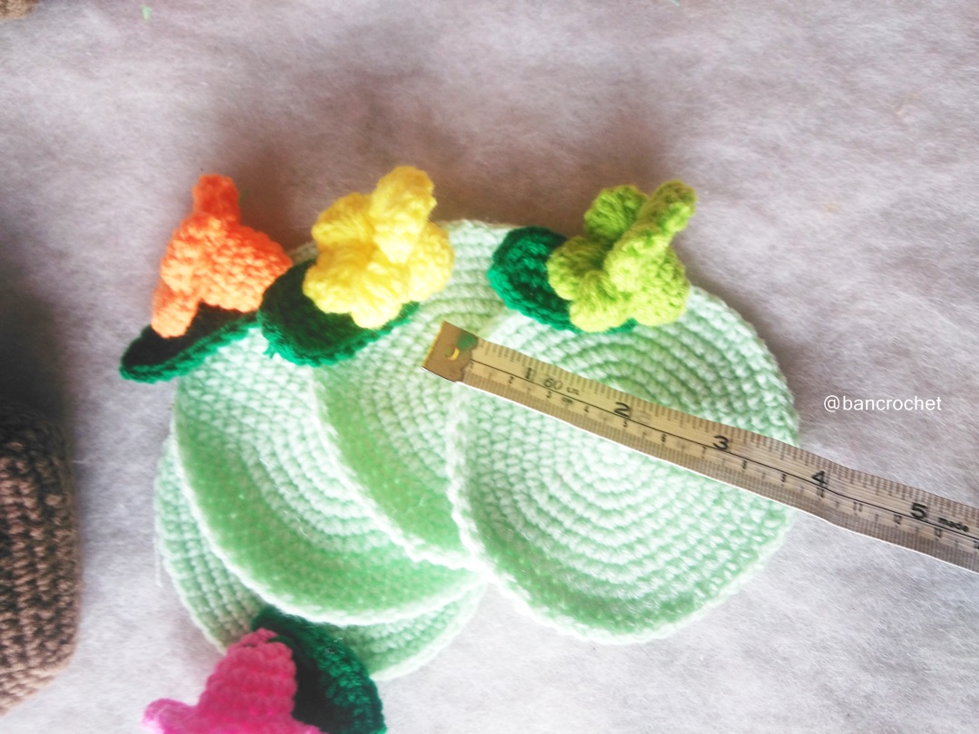 Bancrochet ที่รองแก้ว/ที่รองจานถักโครเชต์ ลายดอกบานบุรี crochet coaster/crochet table mat สีเขียว 4 นิ้ว